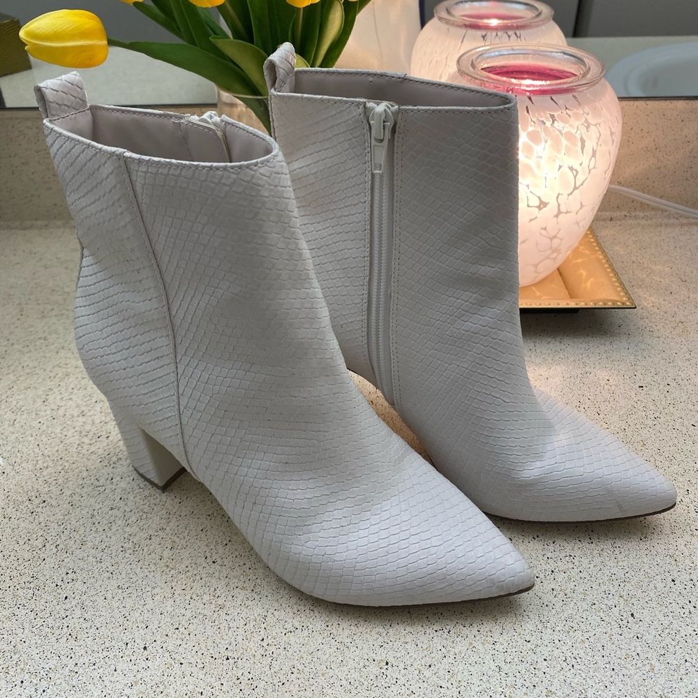 Shoe Dazzle Textured White Ankle Booties